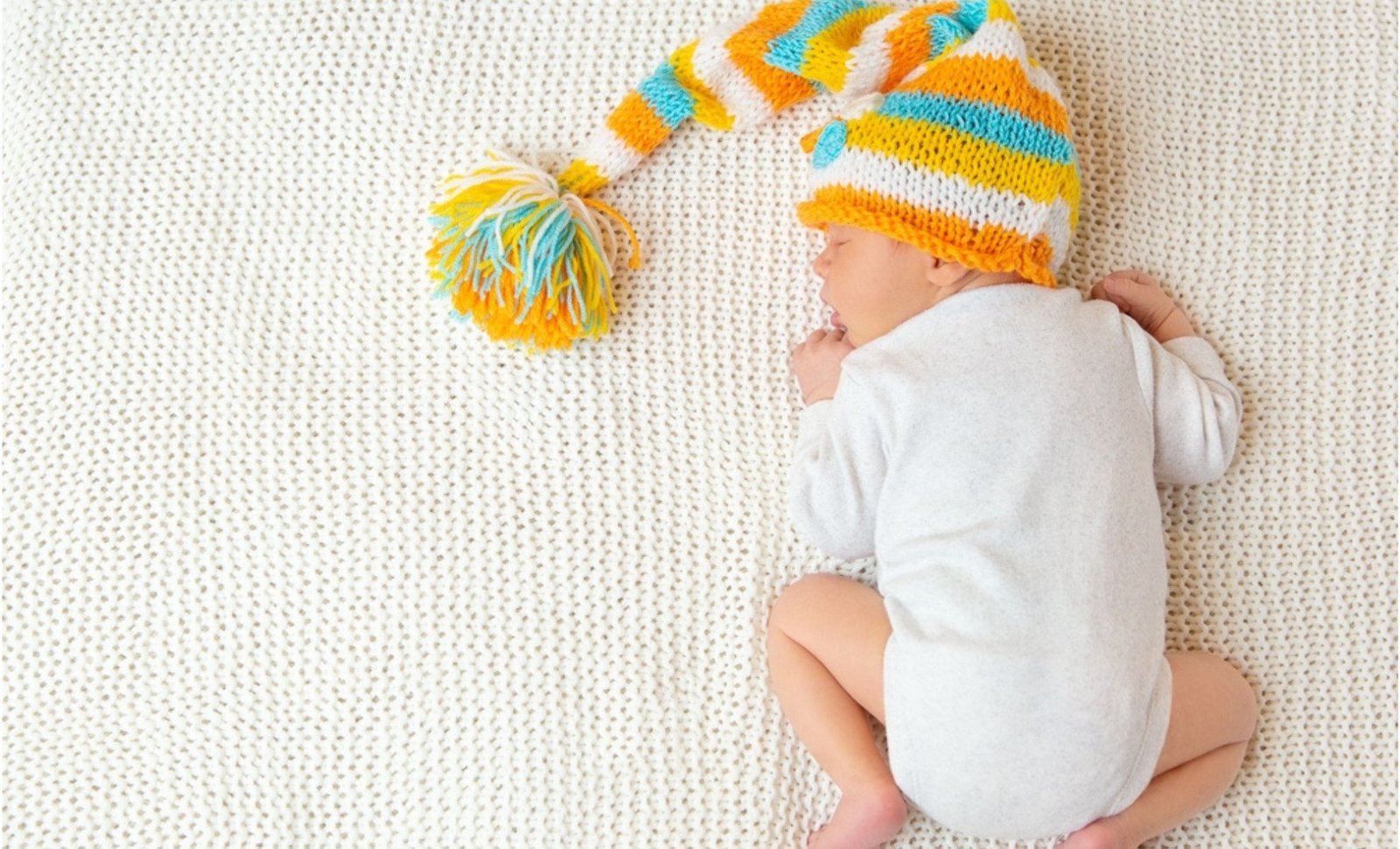 Bébé à 1 mois : combien dort-il, combien mange-t-il et que sait-il déjà faire ?