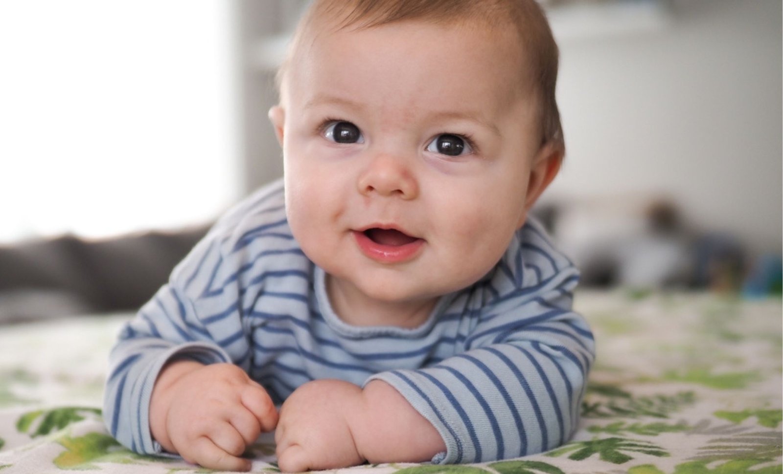 Bébé à 2 mois : sommeil, sourires et signes à surveiller au quotidien