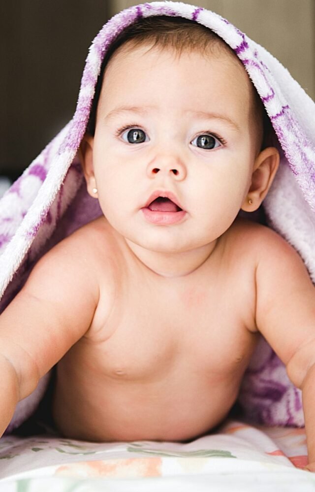 Bébé à 12 mois : langage, motricité, émotions… les étapes clés à observer chaque jour à la maison
