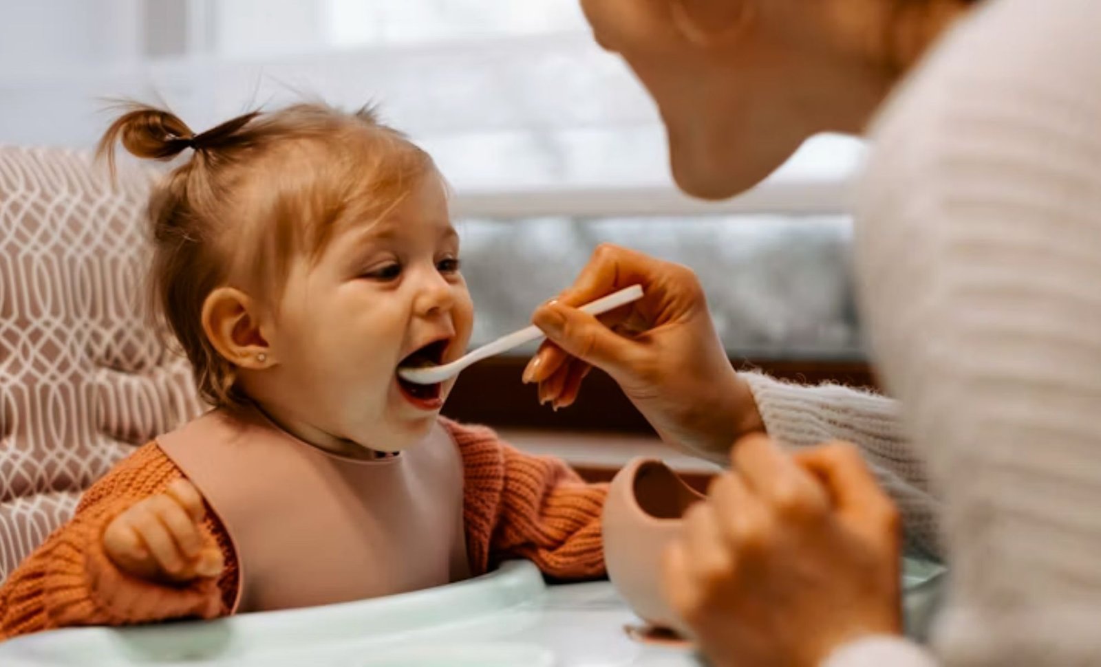 Diversification alimentaire de bébé : quels aliments introduire avant 12 mois et comment bien commencer ?
